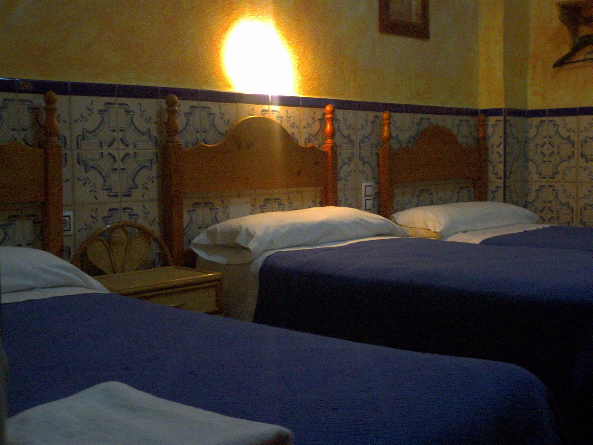 Pension Lisdos Sevilla Buitenkant foto